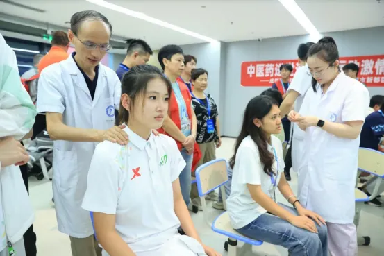 耳穴压豆后, 工作人员及 耳穴压豆后, 工作人员及
